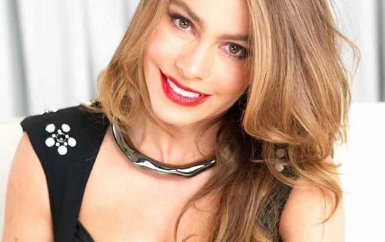 Sofia Vergara neckband